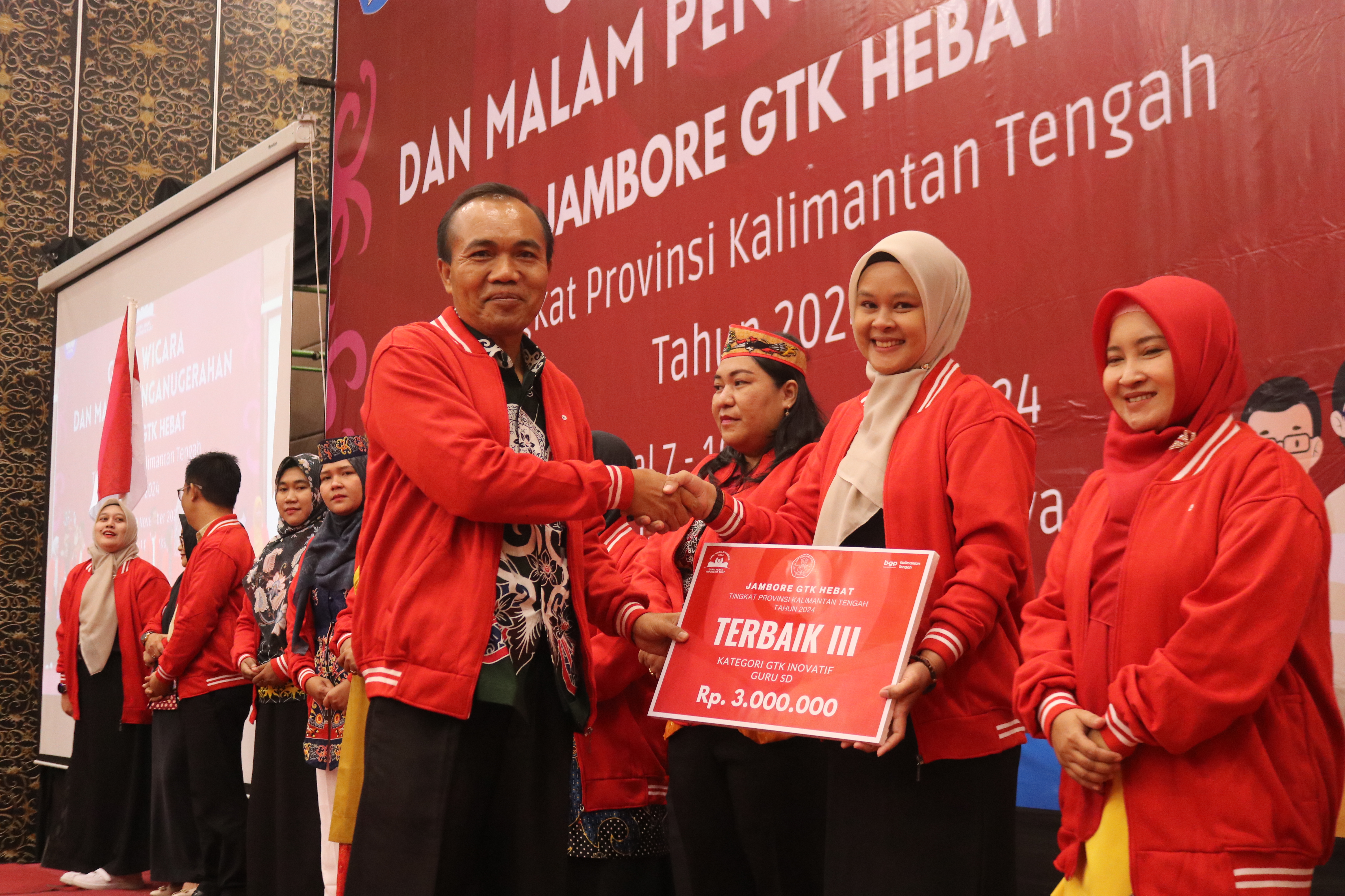merah-menyala-bgp-provinsi-kalimantan-tengah-tutup-rangkaian-jambore-gtk-hebat-provinsi-kalimantan-tengah-tahun-2024